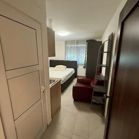 Hotelzimmer Mit Kueche Eigenes Bad-dusche Διαμέρισμα